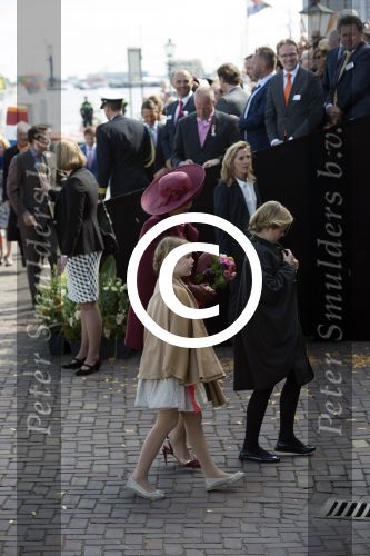Dordrecht, 27 April 2015
Koningsdag 2015 met Koningin Willem-Alexander, Koningin Maxima, Prinses Amalia, Prinses Alexia em Prinses Ariane, Prins Constatijn, Prinses Laurentien, Prins Maurits, Prinses Marilene, Prinses Annette, Prins Bernhard Jr., Prins Pieter Christiaan en Prinses Anita