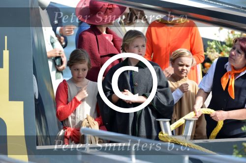 Dordrecht, 27 April 2015
Koningsdag 2015 met Koningin Willem-Alexander, Koningin Maxima, Prinses Amalia, Prinses Alexia em Prinses Ariane, Prins Constatijn, Prinses Laurentien, Prins Maurits, Prinses Marilene, Prinses Annette, Prins Bernhard Jr., Prins Pieter Christiaan en Prinses Anita