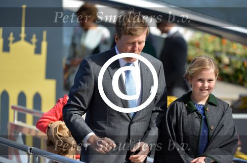 Dordrecht, 27 April 2015
Koningsdag 2015 met Koningin Willem-Alexander, Koningin Maxima, Prinses Amalia, Prinses Alexia em Prinses Ariane, Prins Constatijn, Prinses Laurentien, Prins Maurits, Prinses Marilene, Prinses Annette, Prins Bernhard Jr., Prins Pieter Christiaan en Prinses Anita