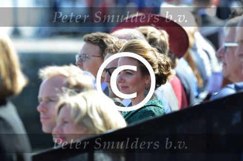 Dordrecht, 27 April 2015
Koningsdag 2015 met Koningin Willem-Alexander, Koningin Maxima, Prinses Amalia, Prinses Alexia em Prinses Ariane, Prins Constatijn, Prinses Laurentien, Prins Maurits, Prinses Marilene, Prinses Annette, Prins Bernhard Jr., Prins Pieter Christiaan en Prinses Anita