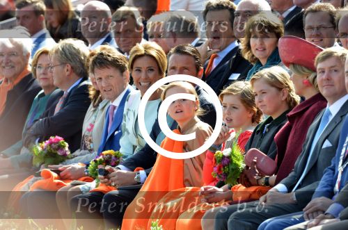 Dordrecht, 27 April 2015
Koningsdag 2015 met Koningin Willem-Alexander, Koningin Maxima, Prinses Amalia, Prinses Alexia em Prinses Ariane, Prins Constatijn, Prinses Laurentien, Prins Maurits, Prinses Marilene, Prinses Annette, Prins Bernhard Jr., Prins Pieter Christiaan en Prinses Anita