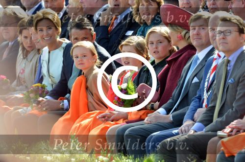 Dordrecht, 27 April 2015
Koningsdag 2015 met Koningin Willem-Alexander, Koningin Maxima, Prinses Amalia, Prinses Alexia em Prinses Ariane, Prins Constatijn, Prinses Laurentien, Prins Maurits, Prinses Marilene, Prinses Annette, Prins Bernhard Jr., Prins Pieter Christiaan en Prinses Anita