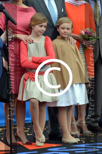 Dordrecht, 27 April 2015
Koningsdag 2015 met Koningin Willem-Alexander, Koningin Maxima, Prinses Amalia, Prinses Alexia em Prinses Ariane, Prins Constatijn, Prinses Laurentien, Prins Maurits, Prinses Marilene, Prinses Annette, Prins Bernhard Jr., Prins Pieter Christiaan en Prinses Anita