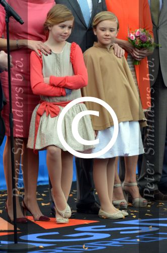 Dordrecht, 27 April 2015
Koningsdag 2015 met Koningin Willem-Alexander, Koningin Maxima, Prinses Amalia, Prinses Alexia em Prinses Ariane, Prins Constatijn, Prinses Laurentien, Prins Maurits, Prinses Marilene, Prinses Annette, Prins Bernhard Jr., Prins Pieter Christiaan en Prinses Anita