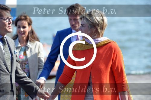 Dordrecht, 27 April 2015
Koningsdag 2015 met Koningin Willem-Alexander, Koningin Maxima, Prinses Amalia, Prinses Alexia em Prinses Ariane, Prins Constatijn, Prinses Laurentien, Prins Maurits, Prinses Marilene, Prinses Annette, Prins Bernhard Jr., Prins Pieter Christiaan en Prinses Anita