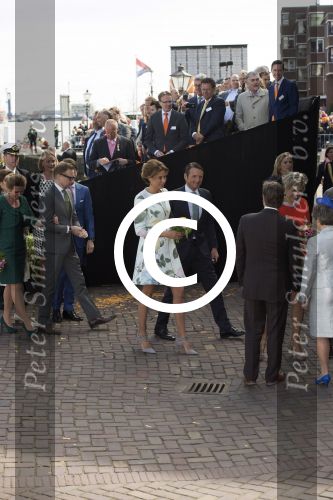 Dordrecht, 27 April 2015
Koningsdag 2015 met Koningin Willem-Alexander, Koningin Maxima, Prinses Amalia, Prinses Alexia em Prinses Ariane, Prins Constatijn, Prinses Laurentien, Prins Maurits, Prinses Marilene, Prinses Annette, Prins Bernhard Jr., Prins Pieter Christiaan en Prinses Anita