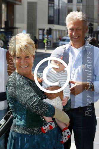 Amsterdam 23 en 24 april 2015
Puck Croiset (met kleindochter) en Jules Croiset op terras