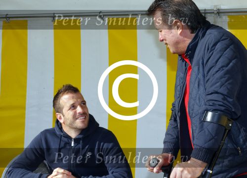 Beverwijk 27 april 2015
Rafael v d Vaart organiseert een voetbaltournooi bij vv Kennemers. Zijn vader Ramon en moeder Lolita werken ook mee. Sabia Engizek komt natuurlijk kijken en verricht de aftrap.