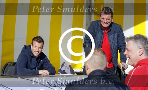 Beverwijk 27 april 2015
Rafael v d Vaart organiseert een voetbaltournooi bij vv Kennemers. Zijn vader Ramon en moeder Lolita werken ook mee. Sabia Engizek komt natuurlijk kijken en verricht de aftrap.