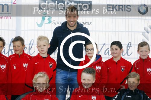 Beverwijk 27 april 2015
Rafael v d Vaart organiseert een voetbaltournooi bij vv Kennemers. Zijn vader Ramon en moeder Lolita werken ook mee. Sabia Engizek komt natuurlijk kijken en verricht de aftrap.