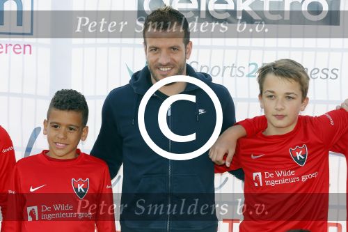 Beverwijk 27 april 2015
Rafael v d Vaart organiseert een voetbaltournooi bij vv Kennemers. Zijn vader Ramon en moeder Lolita werken ook mee. Sabia Engizek komt natuurlijk kijken en verricht de aftrap.