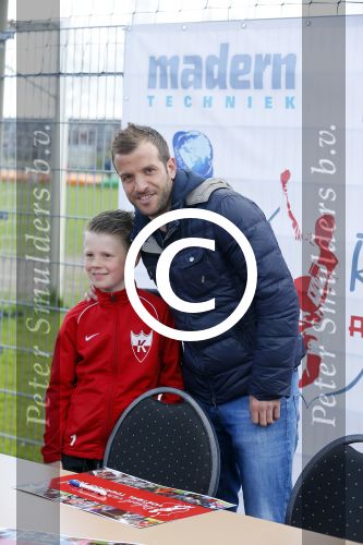 Beverwijk 27 april 2015
Rafael v d Vaart organiseert een voetbaltournooi bij vv Kennemers. Zijn vader Ramon en moeder Lolita werken ook mee. Sabia Engizek komt natuurlijk kijken en verricht de aftrap.