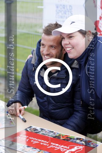 Beverwijk 27 april 2015
Rafael v d Vaart organiseert een voetbaltournooi bij vv Kennemers. Zijn vader Ramon en moeder Lolita werken ook mee. Sabia Engizek komt natuurlijk kijken en verricht de aftrap.