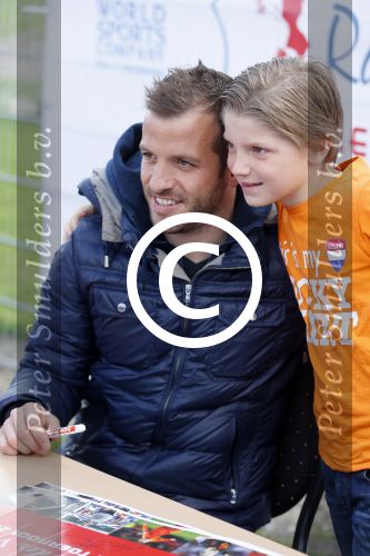 Beverwijk 27 april 2015
Rafael v d Vaart organiseert een voetbaltournooi bij vv Kennemers. Zijn vader Ramon en moeder Lolita werken ook mee. Sabia Engizek komt natuurlijk kijken en verricht de aftrap.