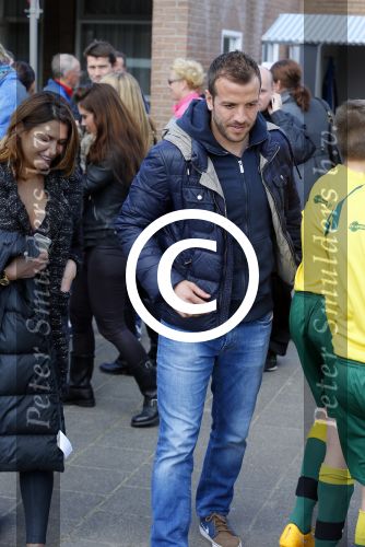 Beverwijk 27 april 2015
Rafael v d Vaart organiseert een voetbaltournooi bij vv Kennemers. Zijn vader Ramon en moeder Lolita werken ook mee. Sabia Engizek komt natuurlijk kijken en verricht de aftrap.