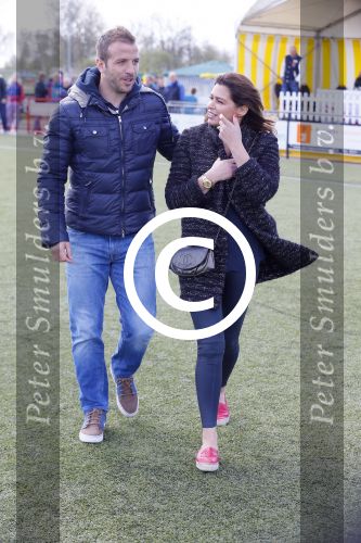 Beverwijk 27 april 2015
Rafael v d Vaart organiseert een voetbaltournooi bij vv Kennemers. Zijn vader Ramon en moeder Lolita werken ook mee. Sabia Engizek komt natuurlijk kijken en verricht de aftrap.