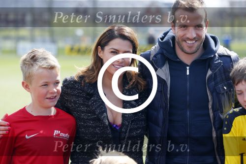 Beverwijk 27 april 2015
Rafael v d Vaart organiseert een voetbaltournooi bij vv Kennemers. Zijn vader Ramon en moeder Lolita werken ook mee. Sabia Engizek komt natuurlijk kijken en verricht de aftrap.