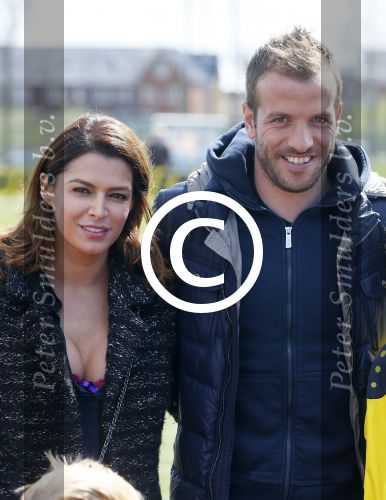 Beverwijk 27 april 2015
Rafael v d Vaart organiseert een voetbaltournooi bij vv Kennemers. Zijn vader Ramon en moeder Lolita werken ook mee. Sabia Engizek komt natuurlijk kijken en verricht de aftrap.