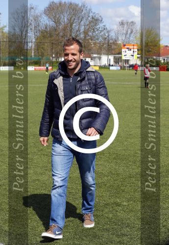 Beverwijk 27 april 2015
Rafael v d Vaart organiseert een voetbaltournooi bij vv Kennemers. Zijn vader Ramon en moeder Lolita werken ook mee. Sabia Engizek komt natuurlijk kijken en verricht de aftrap.