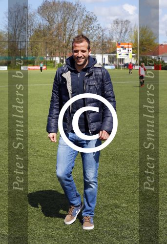 Beverwijk 27 april 2015
Rafael v d Vaart organiseert een voetbaltournooi bij vv Kennemers. Zijn vader Ramon en moeder Lolita werken ook mee. Sabia Engizek komt natuurlijk kijken en verricht de aftrap.