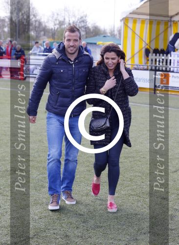 Beverwijk 27 april 2015
Rafael v d Vaart organiseert een voetbaltournooi bij vv Kennemers. Zijn vader Ramon en moeder Lolita werken ook mee. Sabia Engizek komt natuurlijk kijken en verricht de aftrap.