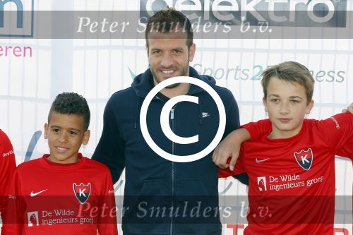 Beverwijk 27 april 2015
Rafael v d Vaart organiseert een voetbaltournooi bij vv Kennemers. Zijn vader Ramon en moeder Lolita werken ook mee. Sabia Engizek komt natuurlijk kijken en verricht de aftrap.