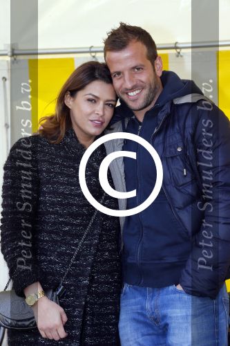 Beverwijk 27 april 2015
Rafael v d Vaart organiseert een voetbaltournooi bij vv Kennemers. Zijn vader Ramon en moeder Lolita werken ook mee. Sabia Engizek komt natuurlijk kijken en verricht de aftrap.