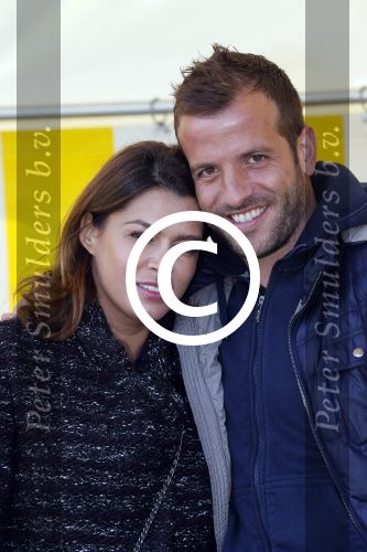 Beverwijk 27 april 2015
Rafael v d Vaart organiseert een voetbaltournooi bij vv Kennemers. Zijn vader Ramon en moeder Lolita werken ook mee. Sabia Engizek komt natuurlijk kijken en verricht de aftrap.