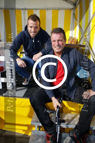 Beverwijk 27 april 2015
Rafael v d Vaart organiseert een voetbaltournooi bij vv Kennemers. Zijn vader Ramon en moeder Lolita werken ook mee. Sabia Engizek komt natuurlijk kijken en verricht de aftrap.
