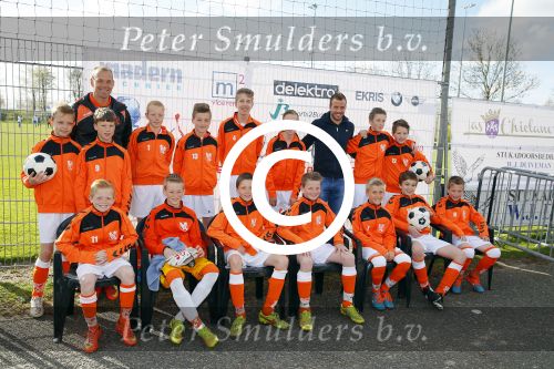 Beverwijk 27 april 2015
Rafael v d Vaart organiseert een voetbaltournooi bij vv Kennemers. Zijn vader Ramon en moeder Lolita werken ook mee. Sabia Engizek komt natuurlijk kijken en verricht de aftrap.