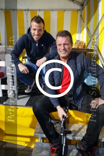 Beverwijk 27 april 2015
Rafael v d Vaart organiseert een voetbaltournooi bij vv Kennemers. Zijn vader Ramon en moeder Lolita werken ook mee. Sabia Engizek komt natuurlijk kijken en verricht de aftrap.