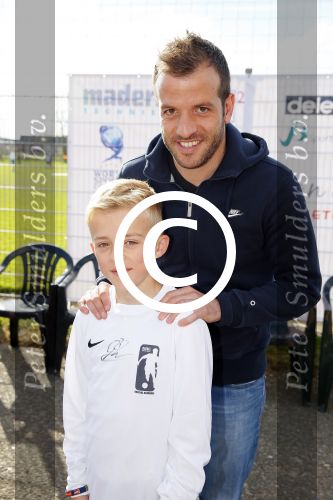 Beverwijk 27 april 2015
Rafael v d Vaart organiseert een voetbaltournooi bij vv Kennemers. Zijn vader Ramon en moeder Lolita werken ook mee. Sabia Engizek komt natuurlijk kijken en verricht de aftrap.