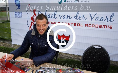 Beverwijk 27 april 2015
Rafael v d Vaart organiseert een voetbaltournooi bij vv Kennemers. Zijn vader Ramon en moeder Lolita werken ook mee. Sabia Engizek komt natuurlijk kijken en verricht de aftrap.
