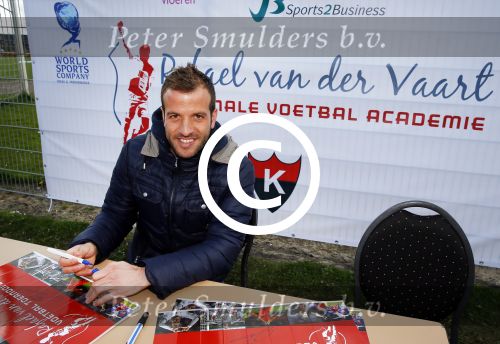Beverwijk 27 april 2015
Rafael v d Vaart organiseert een voetbaltournooi bij vv Kennemers. Zijn vader Ramon en moeder Lolita werken ook mee. Sabia Engizek komt natuurlijk kijken en verricht de aftrap.