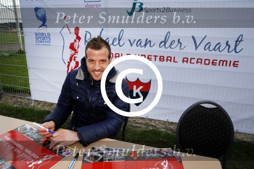 Beverwijk 27 april 2015
Rafael v d Vaart organiseert een voetbaltournooi bij vv Kennemers. Zijn vader Ramon en moeder Lolita werken ook mee. Sabia Engizek komt natuurlijk kijken en verricht de aftrap.