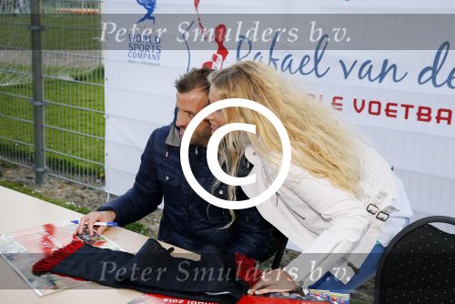 Beverwijk 27 april 2015
Rafael v d Vaart organiseert een voetbaltournooi bij vv Kennemers. Zijn vader Ramon en moeder Lolita werken ook mee. Sabia Engizek komt natuurlijk kijken en verricht de aftrap.