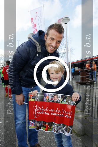 Beverwijk 27 april 2015
Rafael v d Vaart organiseert een voetbaltournooi bij vv Kennemers. Zijn vader Ramon en moeder Lolita werken ook mee. Sabia Engizek komt natuurlijk kijken en verricht de aftrap.