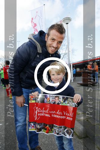 Beverwijk 27 april 2015
Rafael v d Vaart organiseert een voetbaltournooi bij vv Kennemers. Zijn vader Ramon en moeder Lolita werken ook mee. Sabia Engizek komt natuurlijk kijken en verricht de aftrap.
