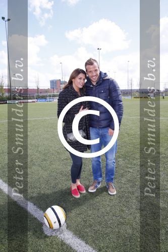 Beverwijk 27 april 2015
Rafael v d Vaart organiseert een voetbaltournooi bij vv Kennemers. Zijn vader Ramon en moeder Lolita werken ook mee. Sabia Engizek komt natuurlijk kijken en verricht de aftrap.