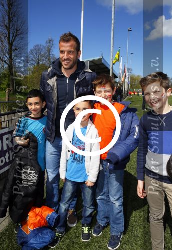 Beverwijk 27 april 2015
Rafael v d Vaart organiseert een voetbaltournooi bij vv Kennemers. Zijn vader Ramon en moeder Lolita werken ook mee. Sabia Engizek komt natuurlijk kijken en verricht de aftrap.