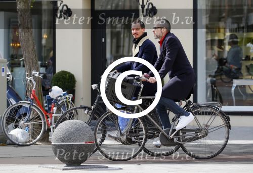 Amsterdam 28 april 2015
Rolf Snoeren (Viktor&Rolf) met zijn partner fietsend door amsterdam