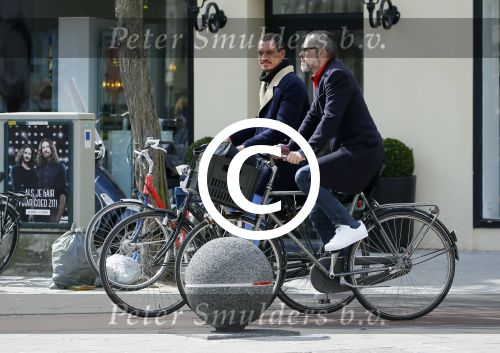 Amsterdam 28 april 2015
Rolf Snoeren (Viktor&Rolf) met zijn partner fietsend door amsterdam