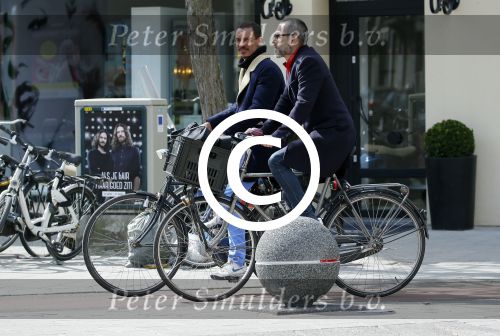 Amsterdam 28 april 2015
Rolf Snoeren (Viktor&Rolf) met zijn partner fietsend door amsterdam
