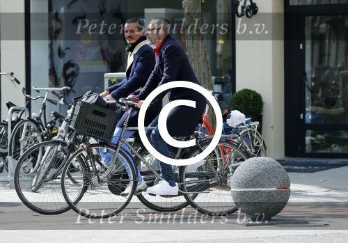 Amsterdam 28 april 2015
Rolf Snoeren (Viktor&Rolf) met zijn partner fietsend door amsterdam