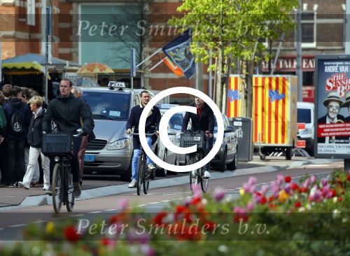 Amsterdam 28 april 2015
Rolf Snoeren (Viktor&Rolf) met zijn partner fietsend door amsterdam