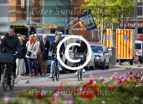 Amsterdam 28 april 2015
Rolf Snoeren (Viktor&Rolf) met zijn partner fietsend door amsterdam