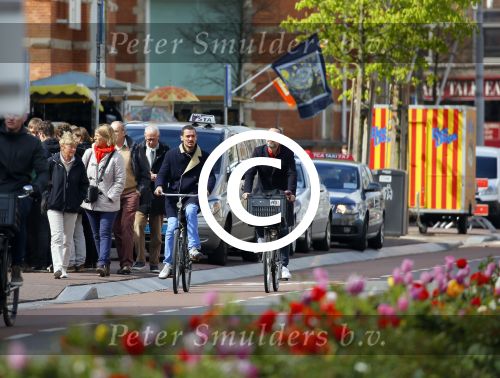 Amsterdam 28 april 2015
Rolf Snoeren (Viktor&Rolf) met zijn partner fietsend door amsterdam