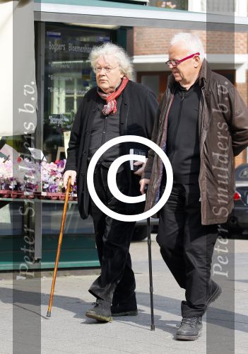 Amsterdam 24 april 2015
Rudi Fuchs met wandelstok in de beethovenstraat.