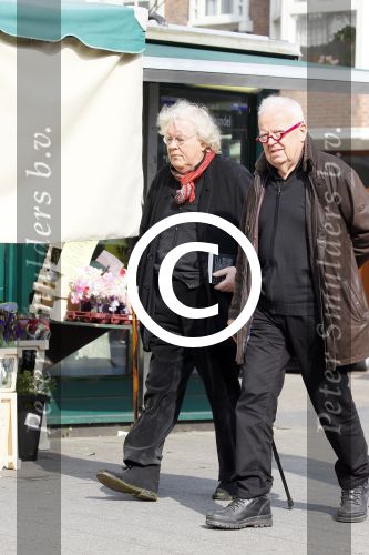 Amsterdam 24 april 2015
Rudi Fuchs met wandelstok in de beethovenstraat.