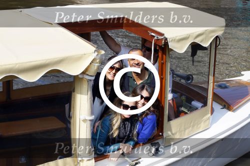 Ammsterdam 10 april 2015
Ruud Gullit en zijn vriendin Maggie Jiminez gaan varen op de grachten van amsterdam met zijn dochter Felicity en vrienden